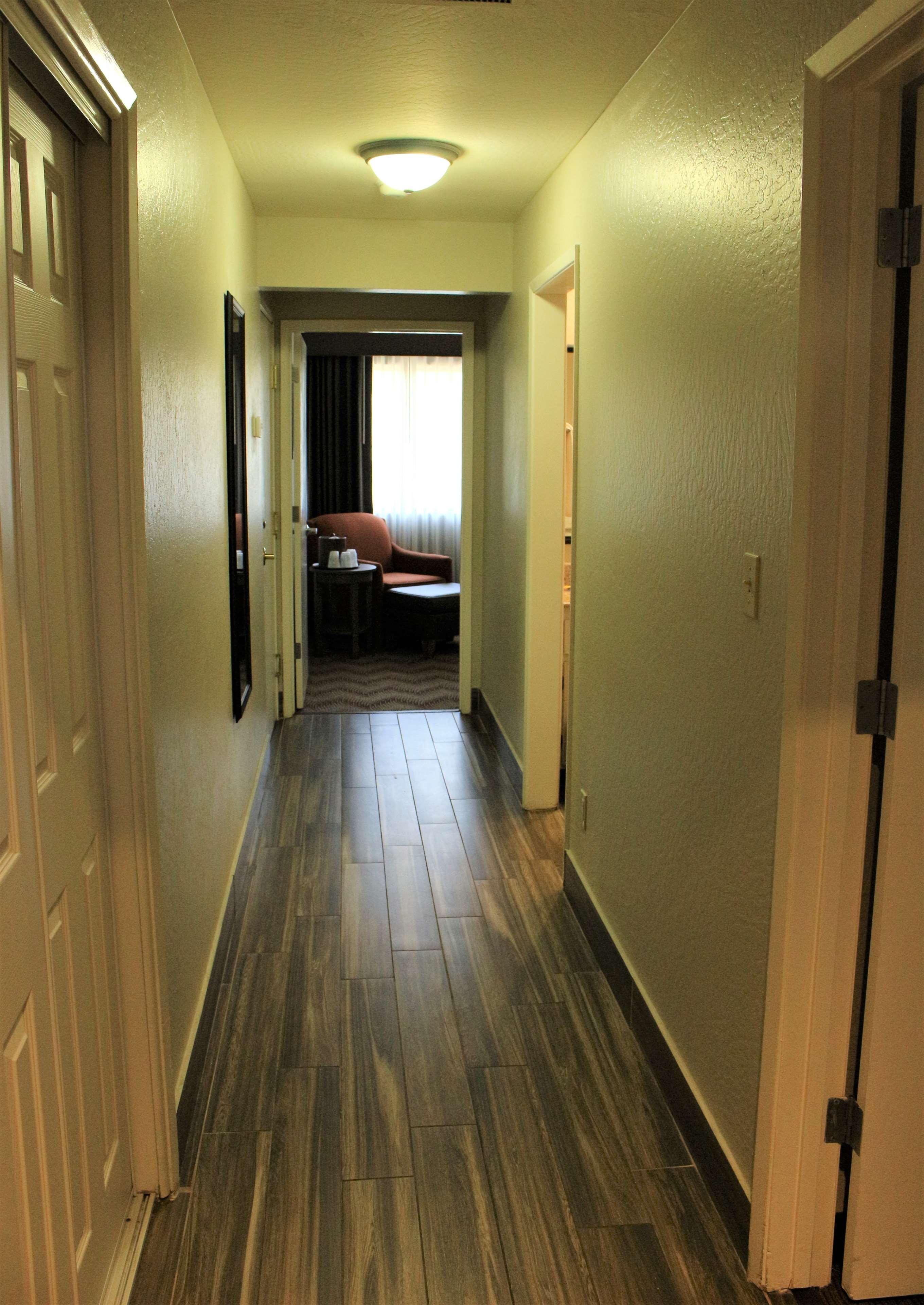 Hotel Western Oaks And Conference Center 3*