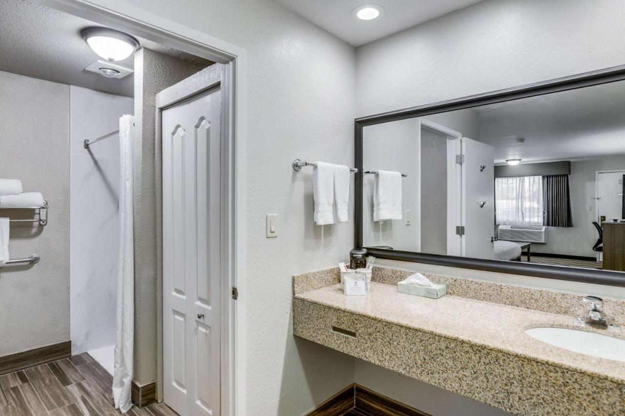 Hotel Western Oaks And Conference Center 3*