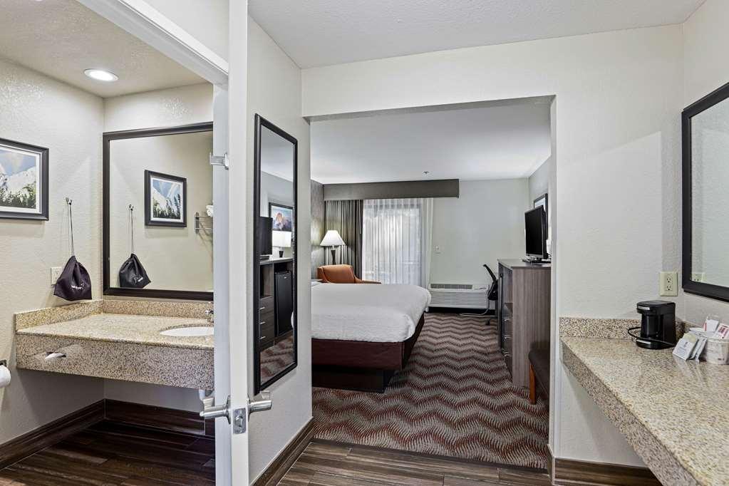 Hotel Western Oaks And Conference Center