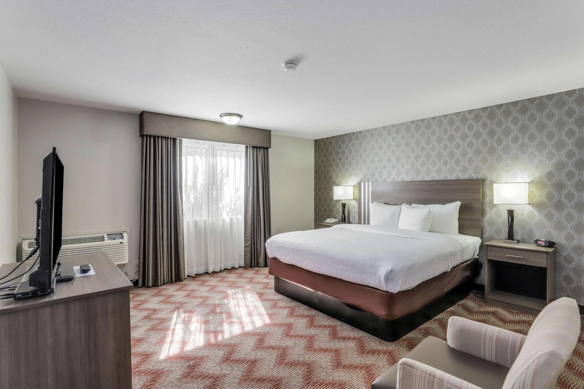 Hotel Western Oaks And Conference Center 3*