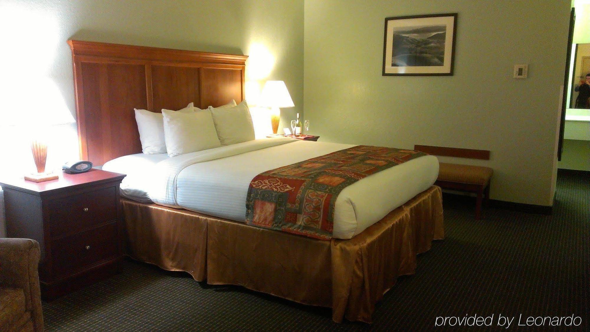 Hotel Western Oaks And Conference Center