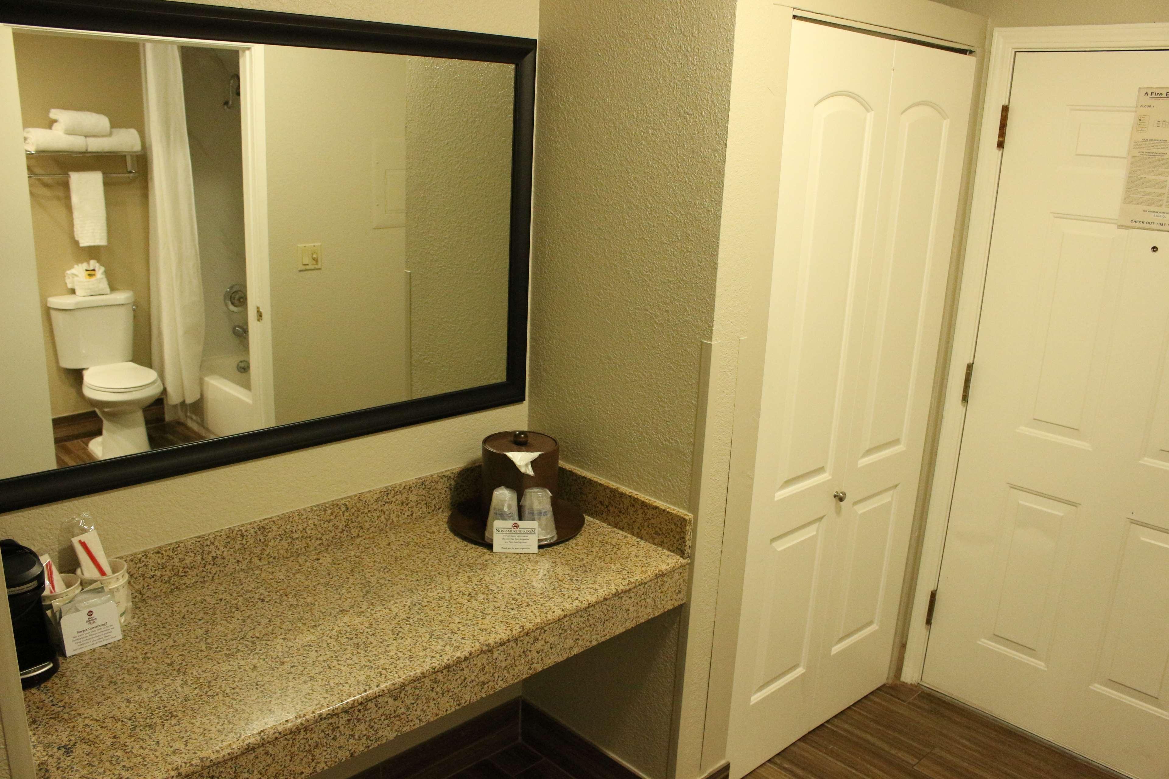 Hotel Western Oaks And Conference Center 3*