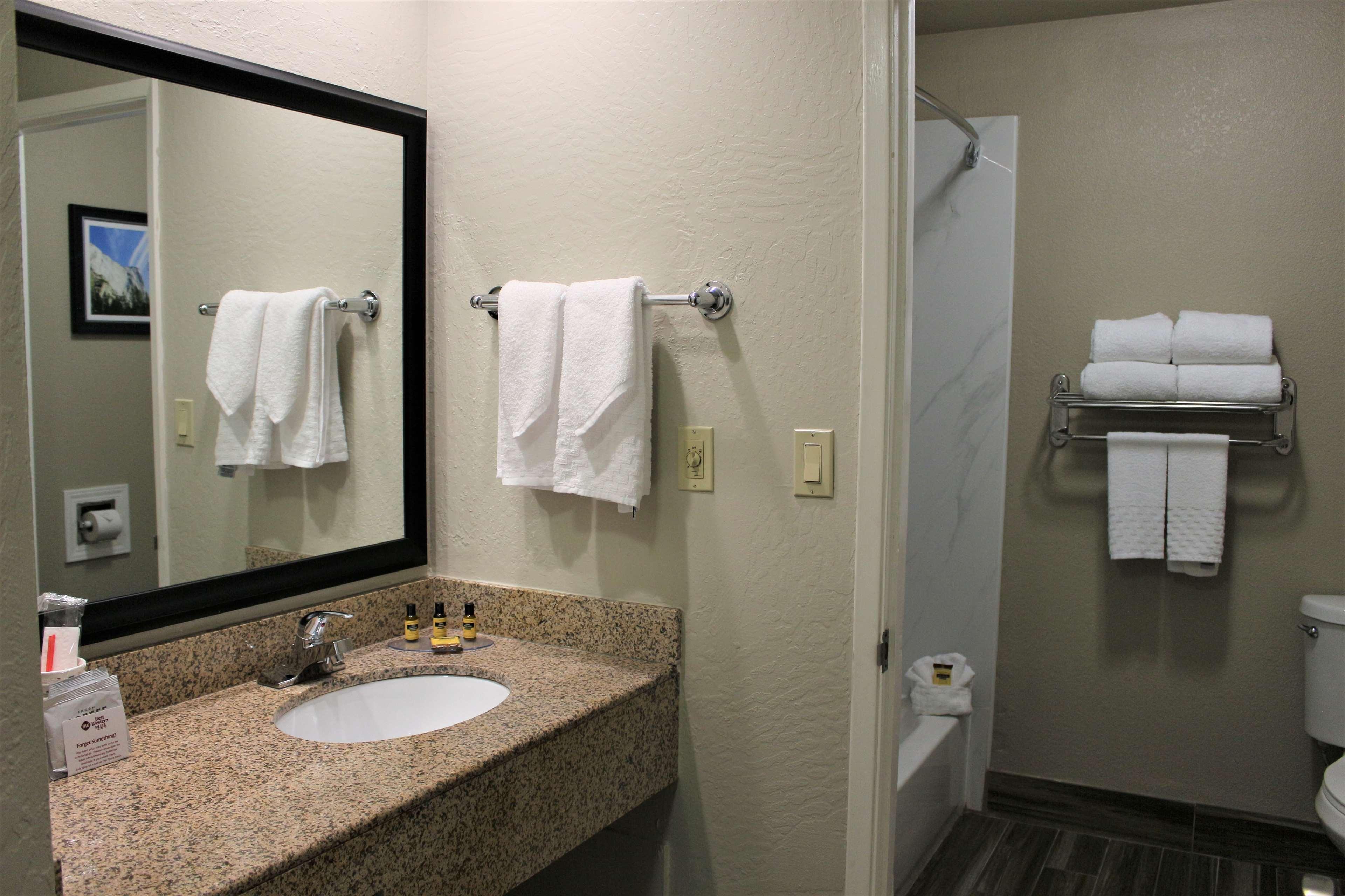 Western Oaks Hotel&conference Center