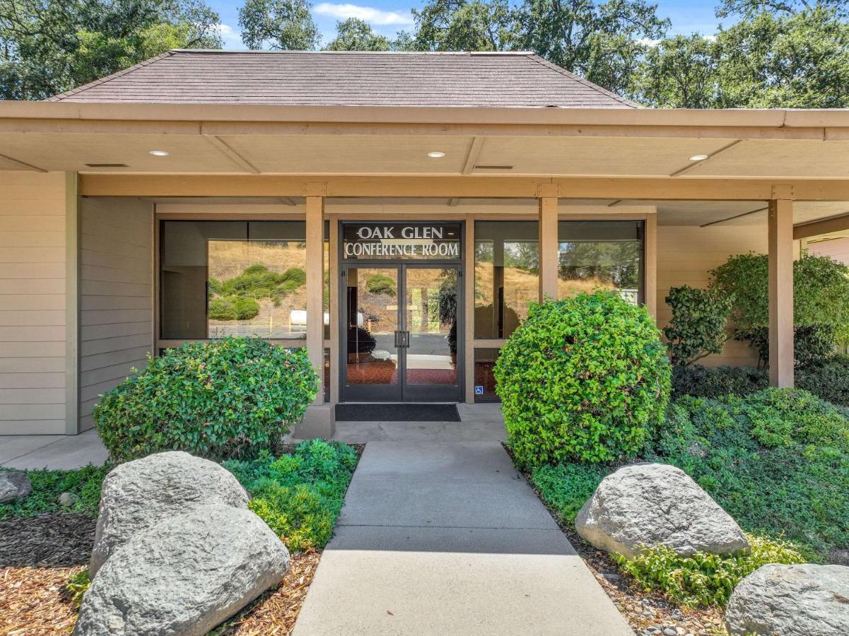 Hotel Western Oaks And Conference Center 3*