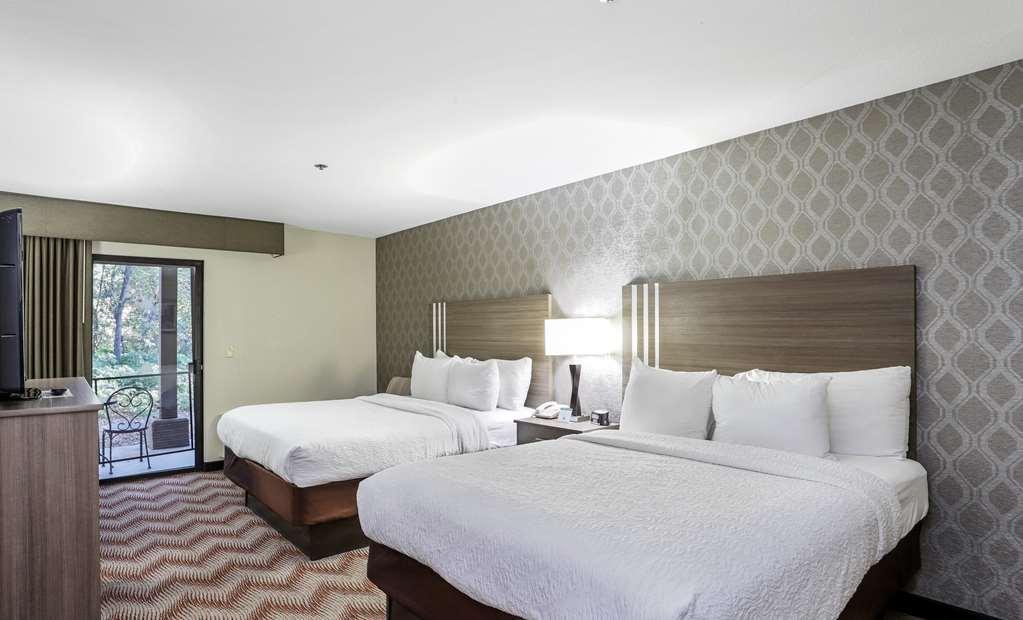 Hotel Western Oaks And Conference Center 3*