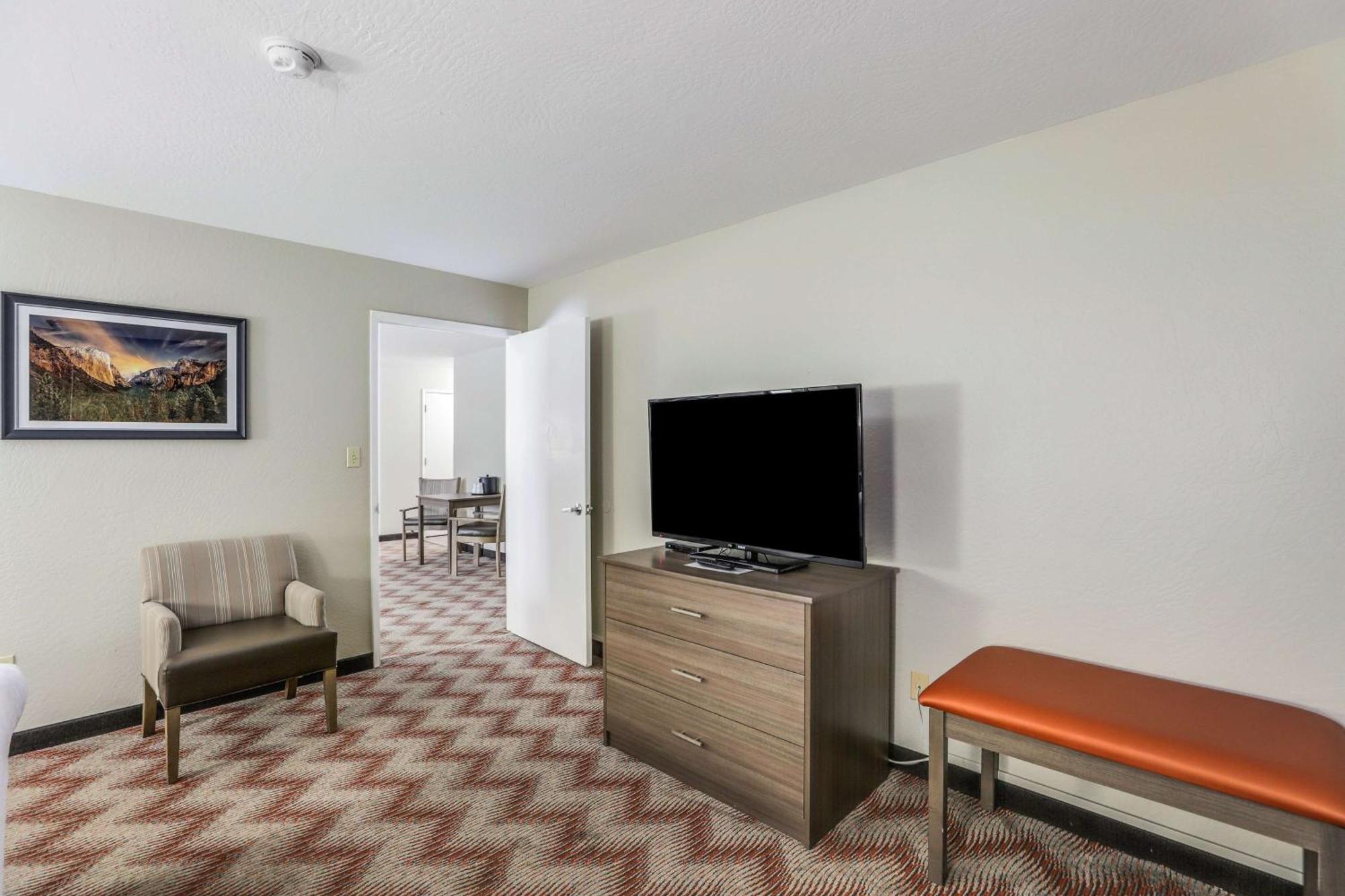 Western Oaks And Conference Center Hotel 3*