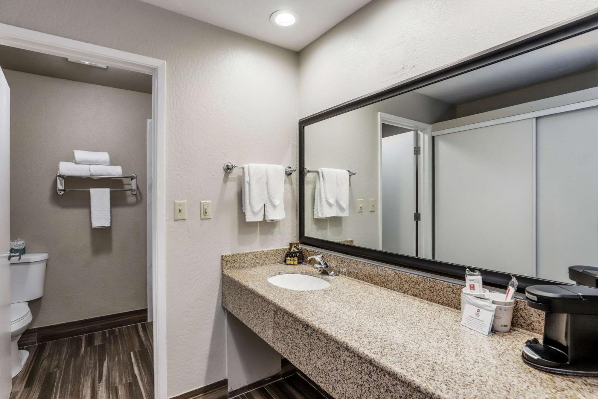 Hotel Western Oaks And Conference Center 3*