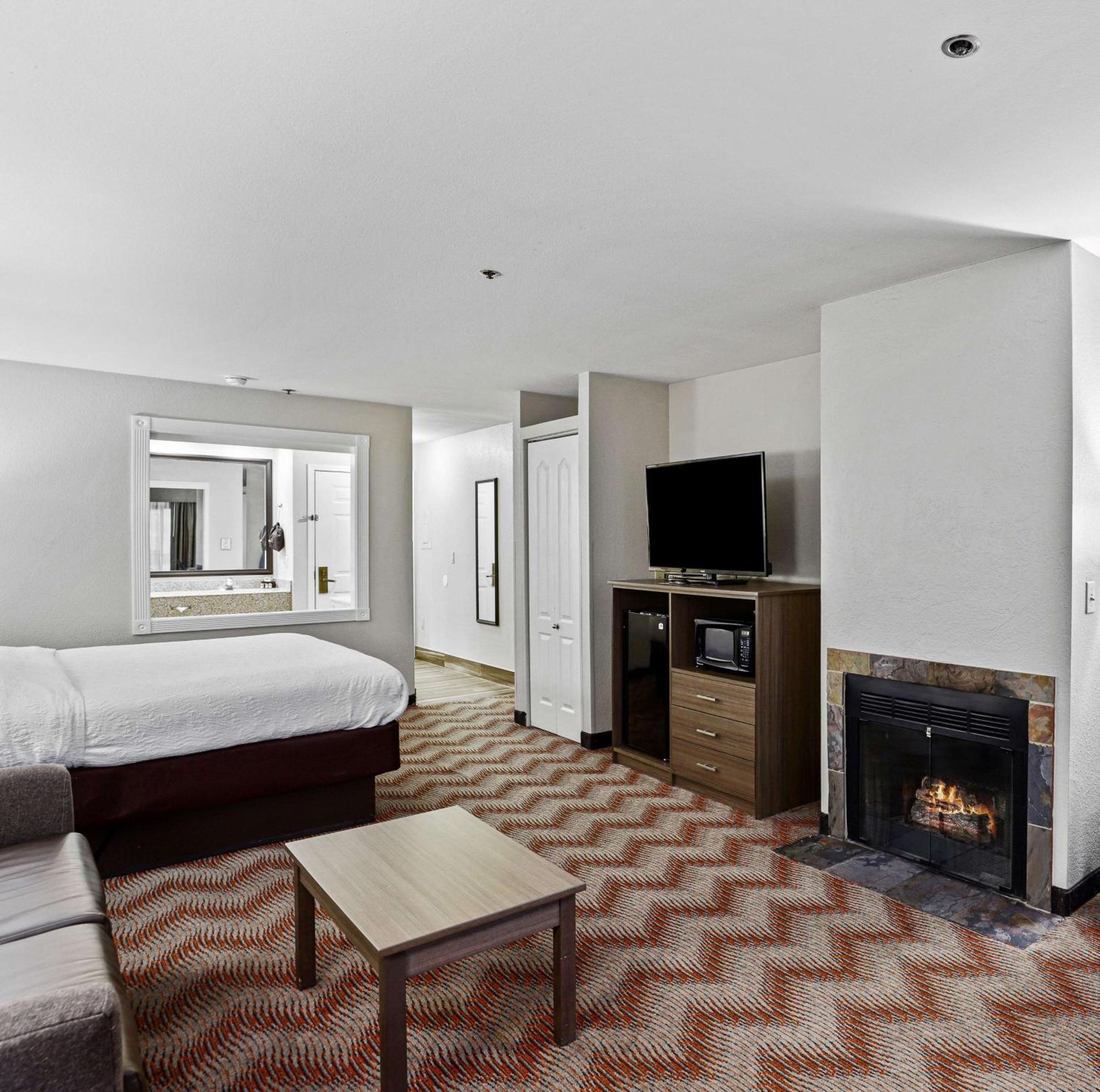 Hotel Western Oaks And Conference Center 3*