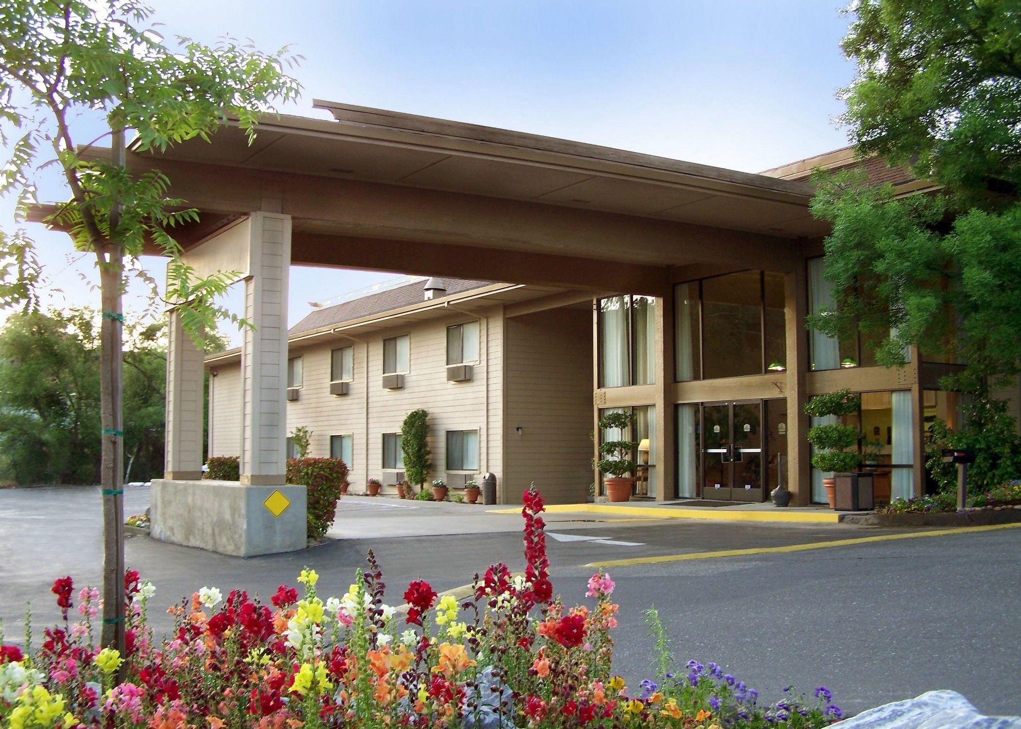 Hotel Western Oaks And Conference Center 3*