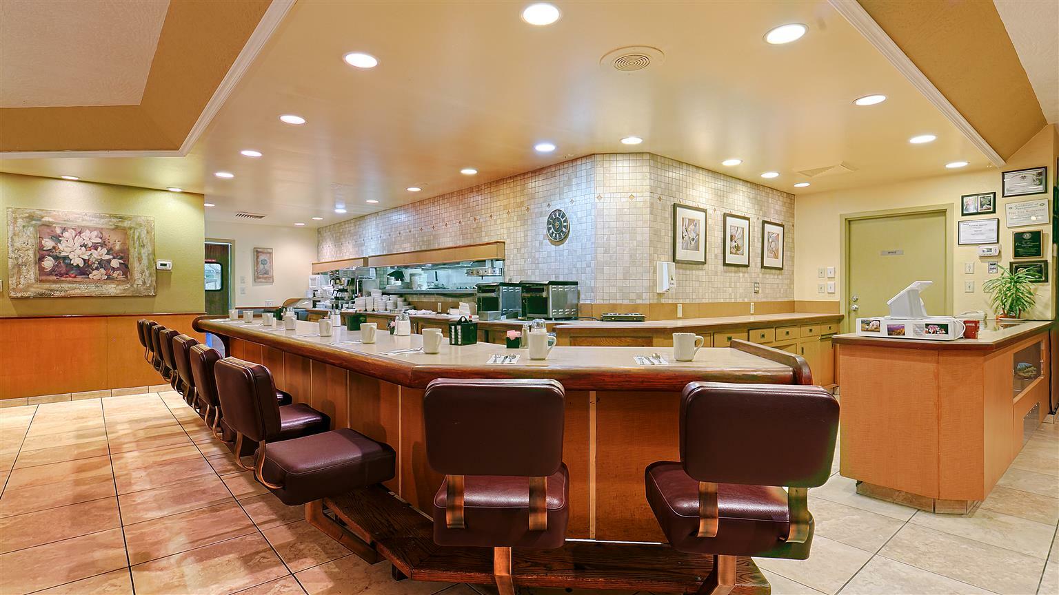 Western Oaks And Conference Center Hotel 3*