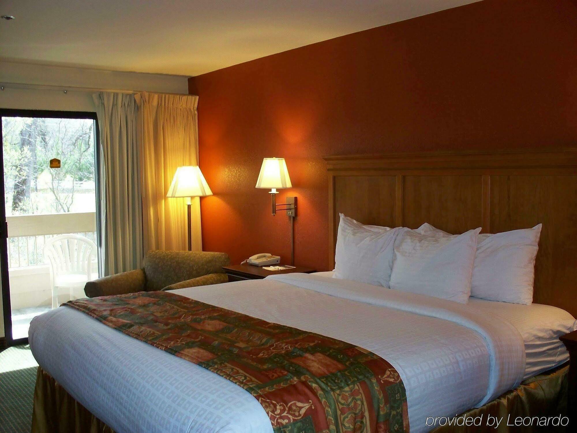 Hotel Western Oaks And Conference Center 3*