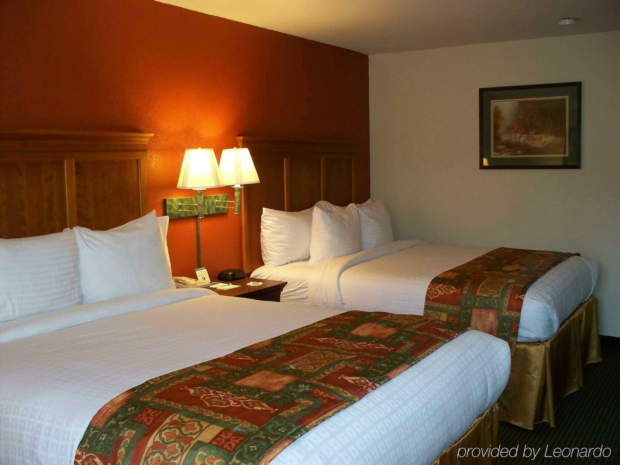 Western Oaks And Conference Center Hotel 3*